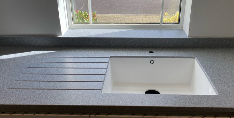 Moulded sink and seamless window sill Patterned Grey